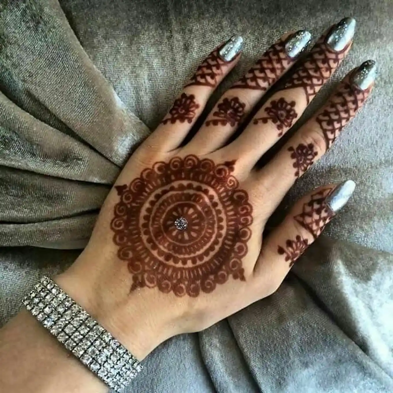 Round Mehndi Design