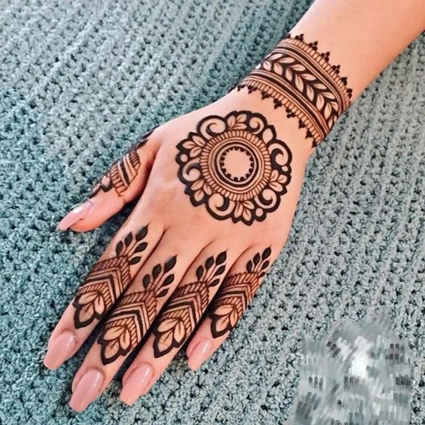 Round Mehndi Design
